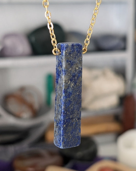 Collier en pierre naturelle bijou artisanal, lithothérapie, bien-être, énergie positive, protection, création unique, fait main, accessoire spirituel, cadeau original, lapis-lazuli