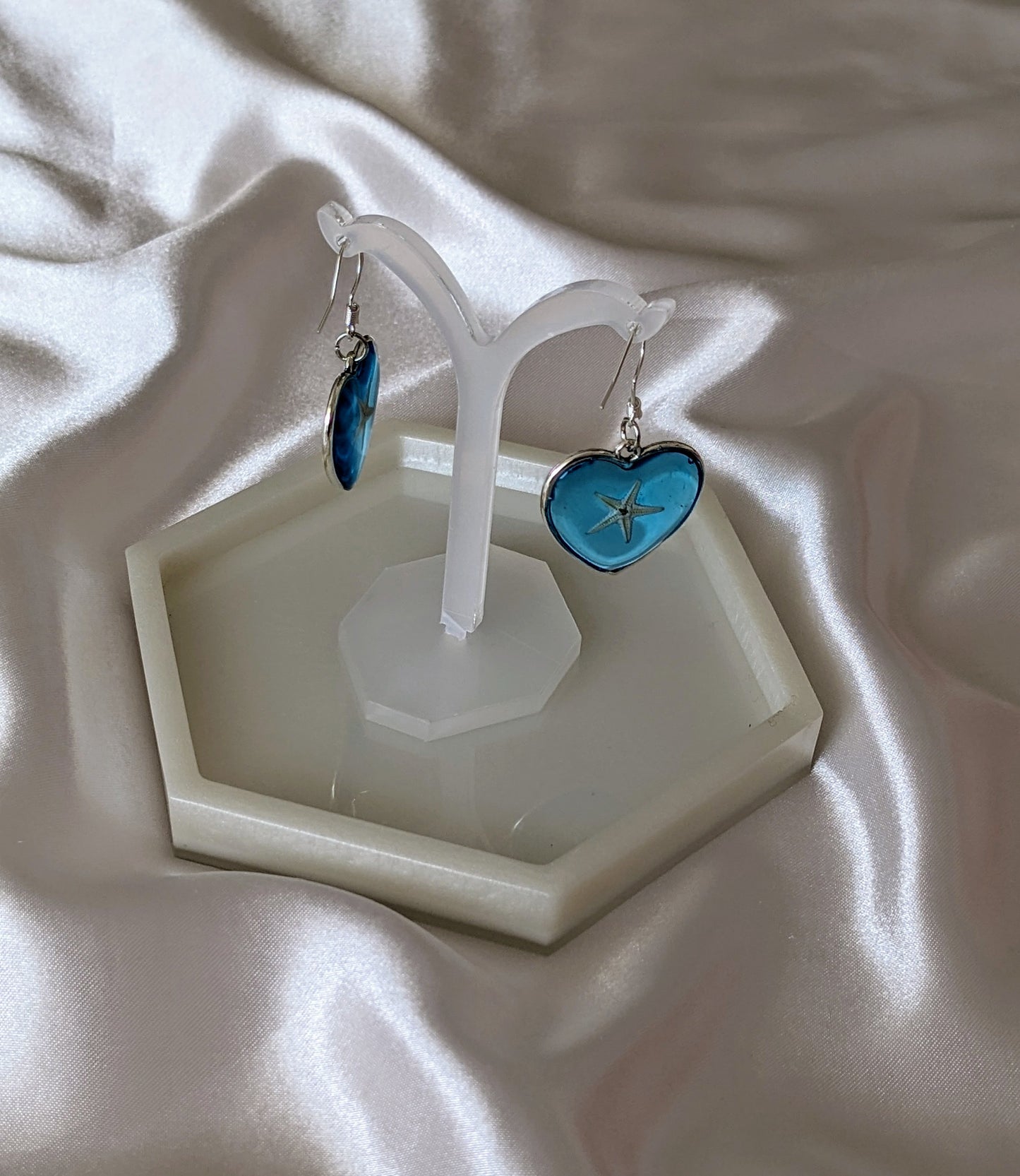 Boucles d’oreilles en résine faites main avec véritables coquillages – bijoux artisanaux inspirés de la mer
