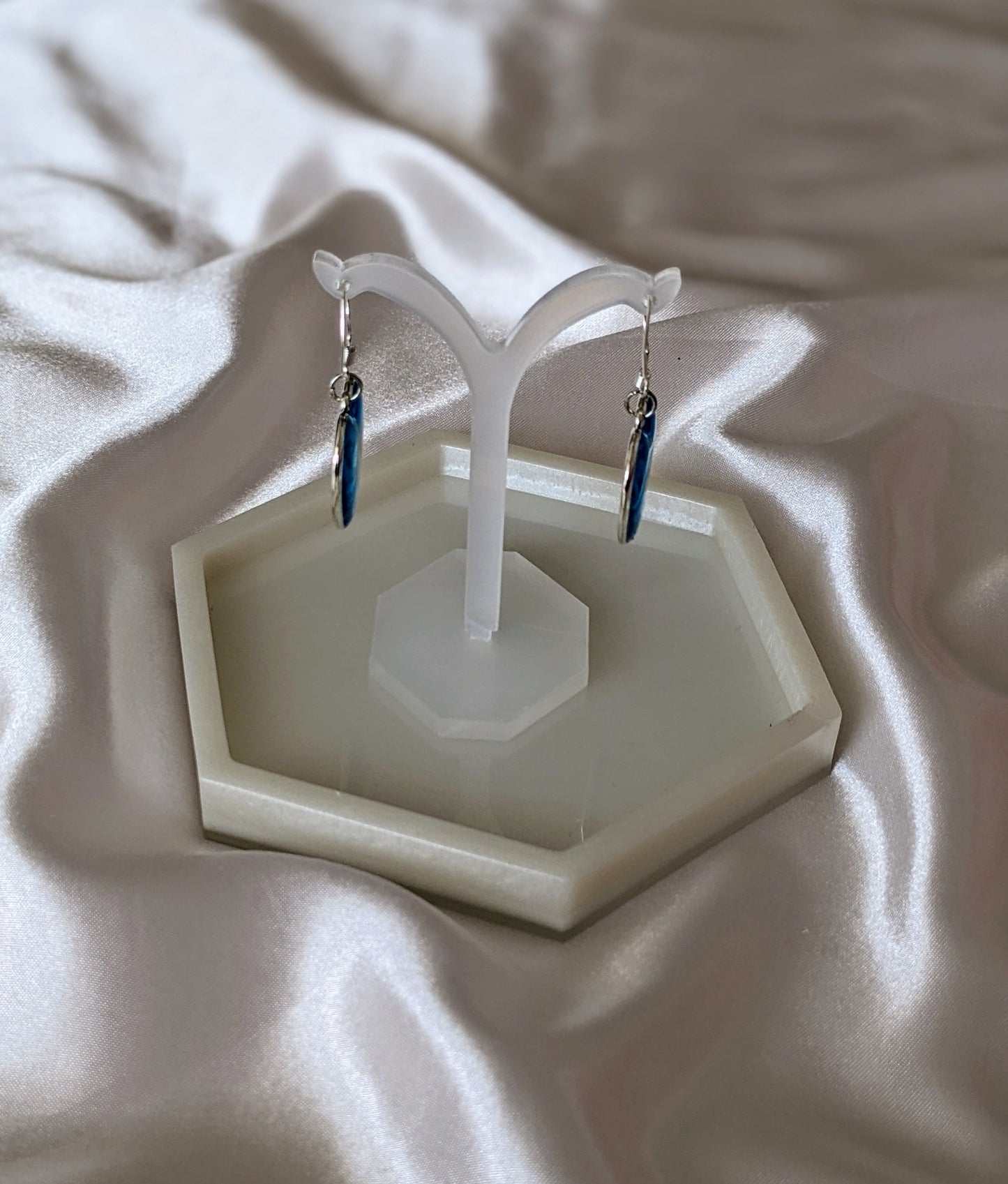 Boucles d’oreilles en résine faites main avec véritables coquillages – bijoux artisanaux inspirés de la mer