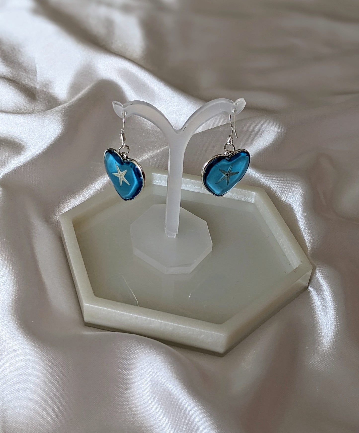 Boucles d’oreilles en résine faites main avec véritables coquillages – bijoux artisanaux inspirés de la mer