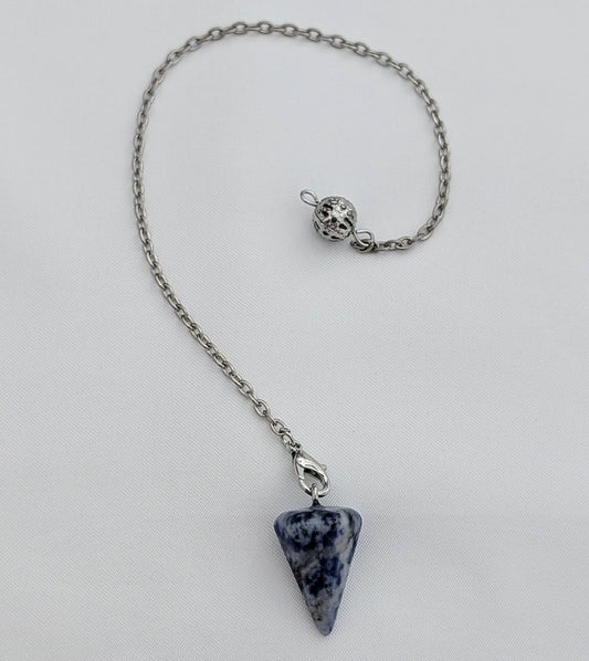 Pendule en pierre naturelle sodalite, fait main, idéal pour la radiesthésie, les pratiques spirituelles et la divination, outil énergétique raffiné.