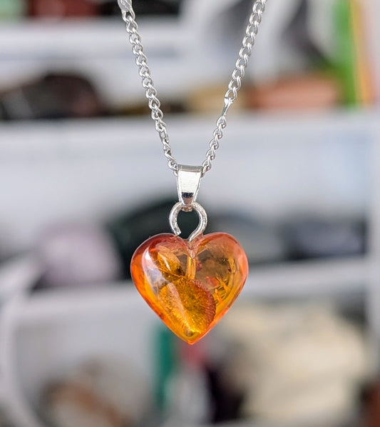 Collier fait main en ambre baltique naturel, pierre de couleur miel montée sur chaîne en acier inoxydable hypoallergénique, bijou artisanal pour femme, style bohème et lithothérapie