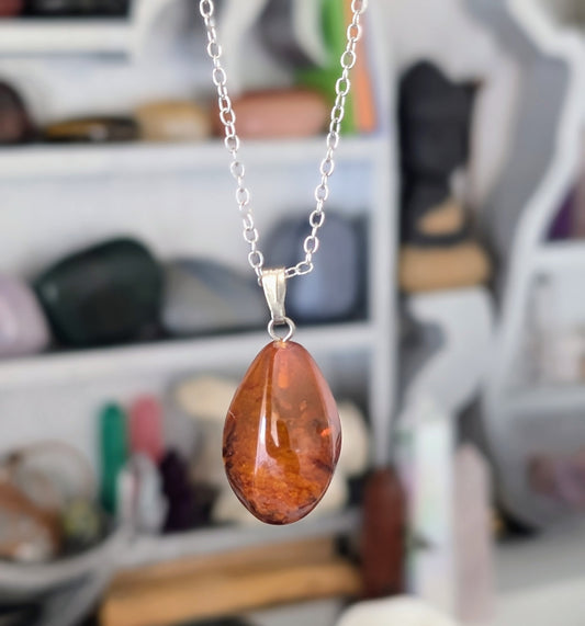 Collier fait main en ambre baltique naturel, pierre de couleur miel montée sur chaîne en acier inoxydable hypoallergénique, bijou artisanal pour femme, style bohème et lithothérapie