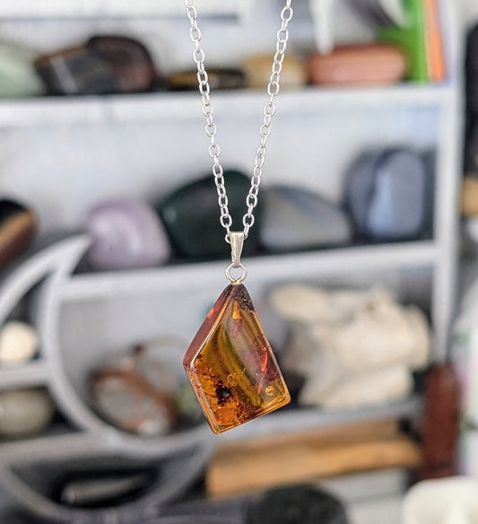 Collier fait main en ambre baltique naturel, pierre de couleur miel montée sur chaîne en acier inoxydable hypoallergénique, bijou artisanal pour femme, style bohème et lithothérapie