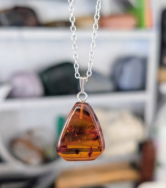 Collier fait main en ambre baltique naturel, pierre de couleur miel montée sur chaîne en acier inoxydable hypoallergénique, bijou artisanal pour femme, style bohème et lithothérapie