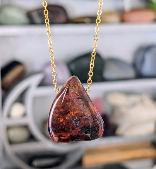 Collier fait main en ambre baltique naturel, pierre de couleur miel montée sur chaîne en acier inoxydable hypoallergénique, bijou artisanal pour femme, style bohème et lithothérapie
