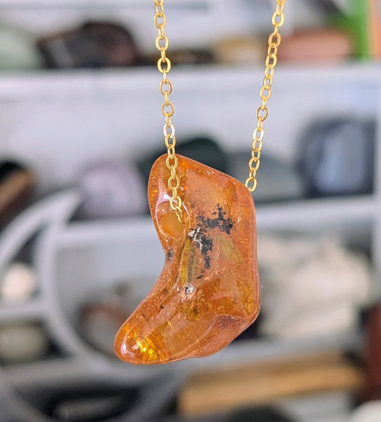 Collier fait main en ambre baltique naturel, pierre de couleur miel montée sur chaîne en acier inoxydable hypoallergénique, bijou artisanal pour femme, style bohème et lithothérapie