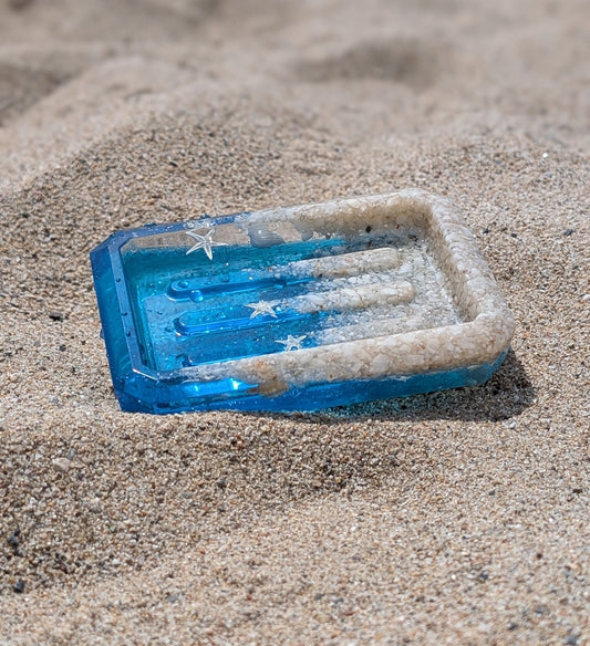 Porte savon en résine inspiré de la mer, avec sable et coquillages – accessoire déco fait main.