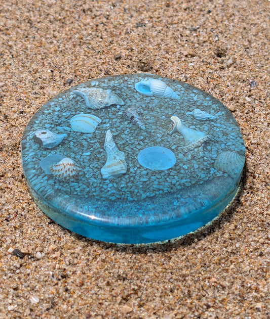 Sous-verre en résine inspiré de la mer, avec sable et coquillages – accessoire déco fait main.