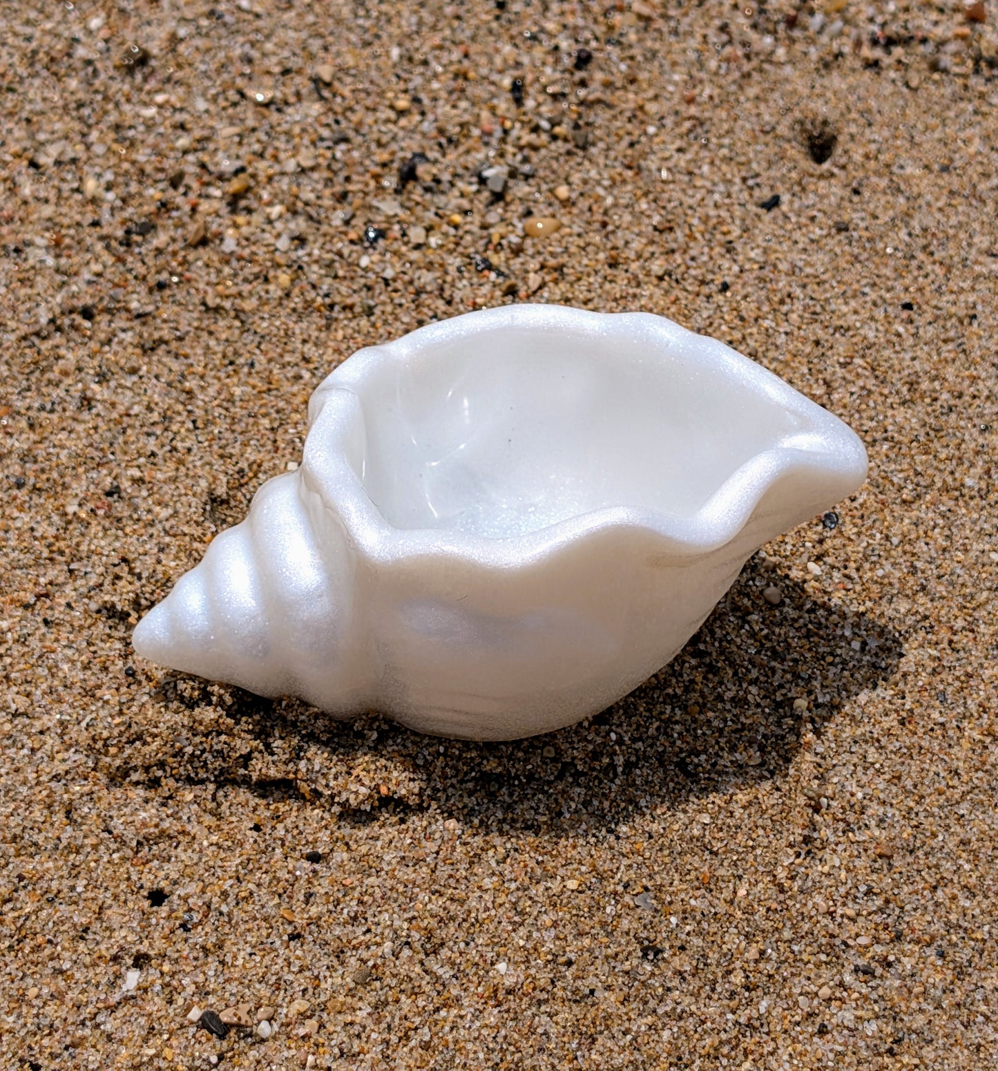 Vide-poche en résine fait main, collection Océan, avec sable naturel et véritables coquillages – création artisanale inspirée de la mer.