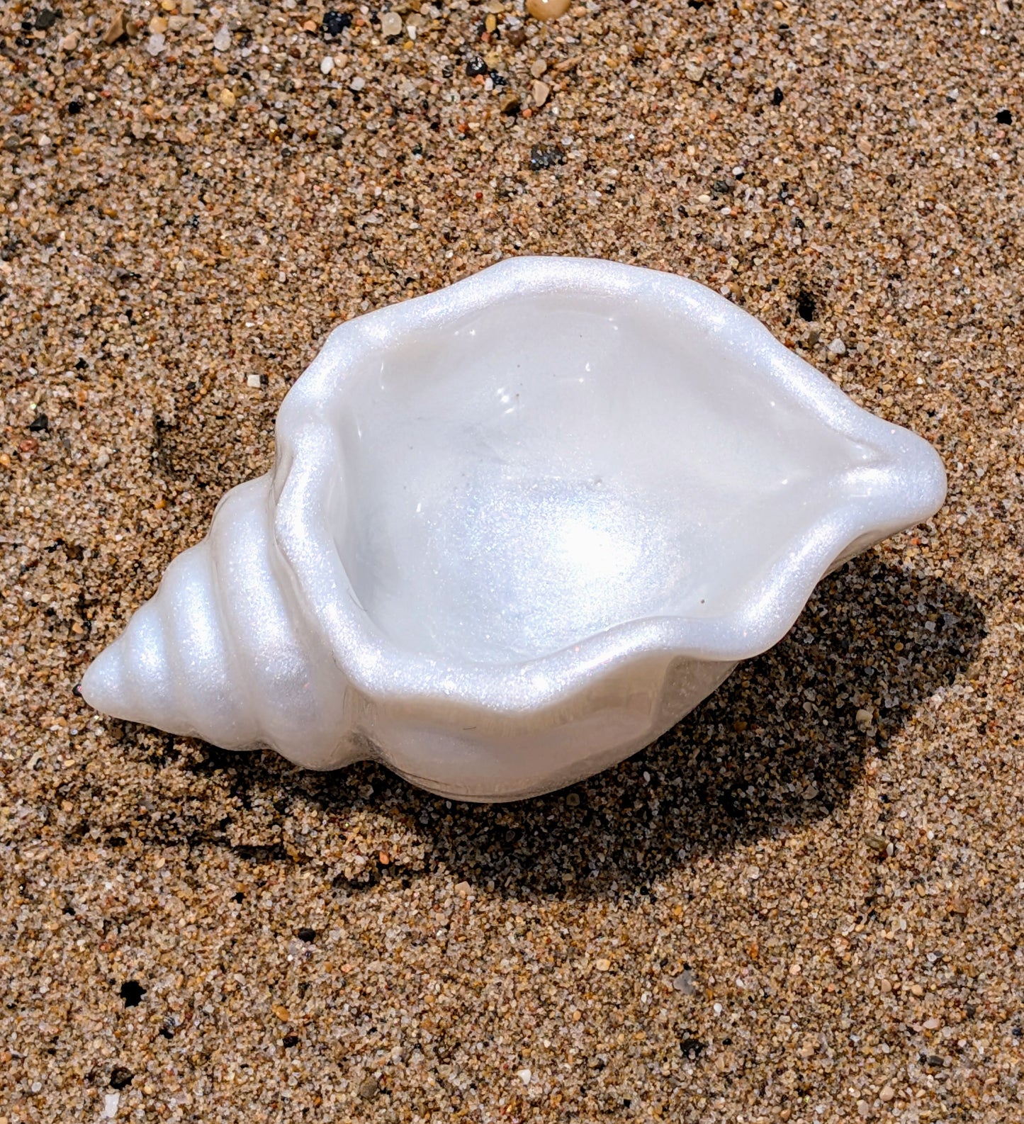 Vide-poche en résine fait main, collection Océan, avec sable naturel et véritables coquillages – création artisanale inspirée de la mer.