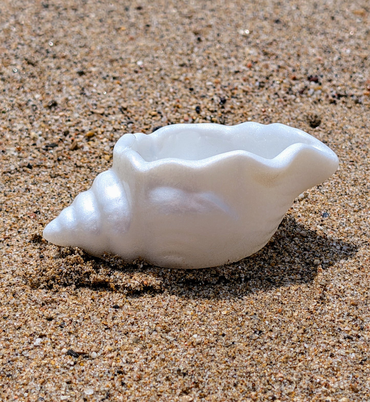 Vide-poche en résine fait main, collection Océan, avec sable naturel et véritables coquillages – création artisanale inspirée de la mer.