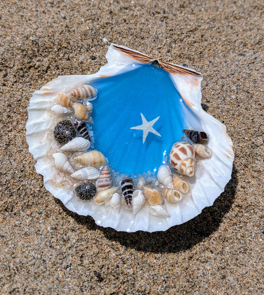 Vide-poche en résine fait main, collection Océan, avec sable naturel et véritables coquillages – création artisanale inspirée de la mer.