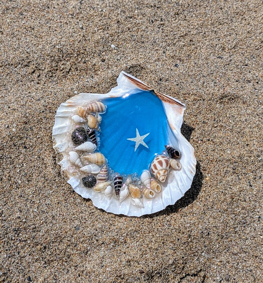 Vide-poche en résine fait main, collection Océan, avec sable naturel et véritables coquillages – création artisanale inspirée de la mer.