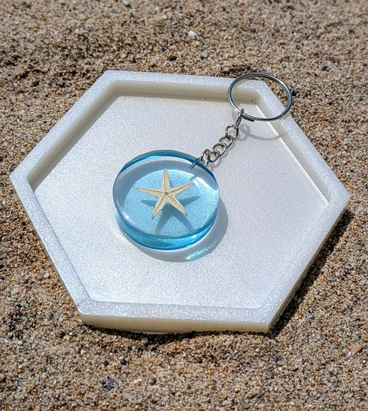 Porte-clé artisanal en résine avec coquillages naturels, thème bord de mer, fait main en France.