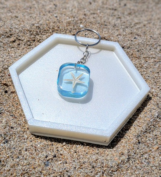 Porte-clé artisanal en résine avec coquillages naturels, thème bord de mer, fait main en France.