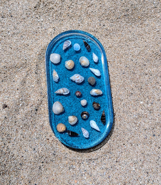 Vide-poche en résine fait main, collection Océan, avec sable naturel et véritables coquillages – création artisanale inspirée de la mer.