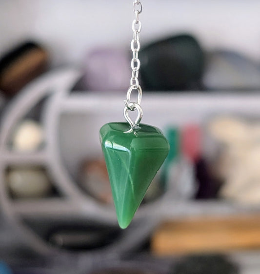 Pendule en pierre naturelle aventurine verte, fait main, idéal pour la radiesthésie, les pratiques spirituelles et la divination, outil énergétique raffiné.