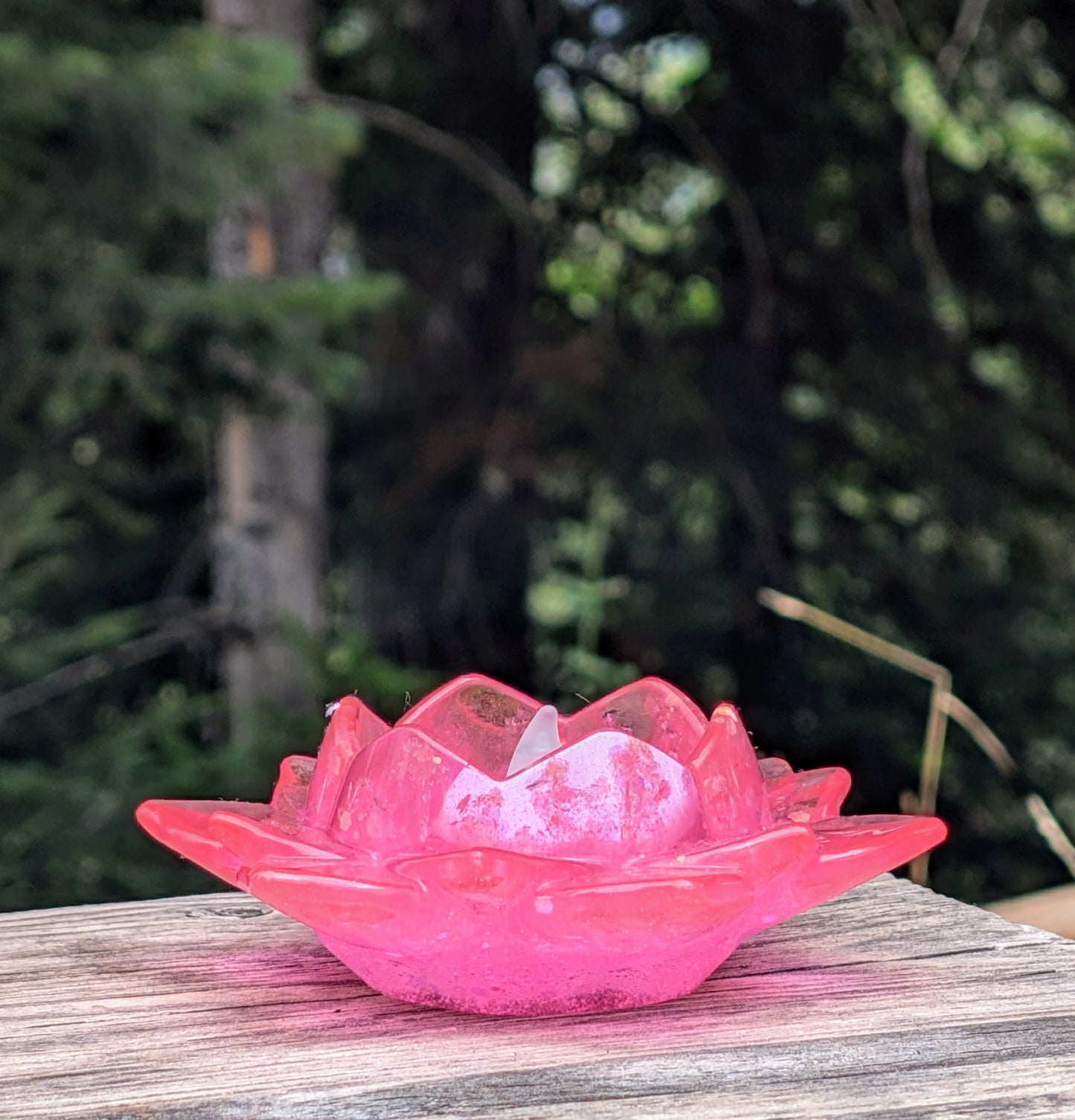 Bougeoir en résine en forme de lotus, fait main, décoration zen et spirituelle, idéal pour bougies chauffe-plat, ambiance apaisante.