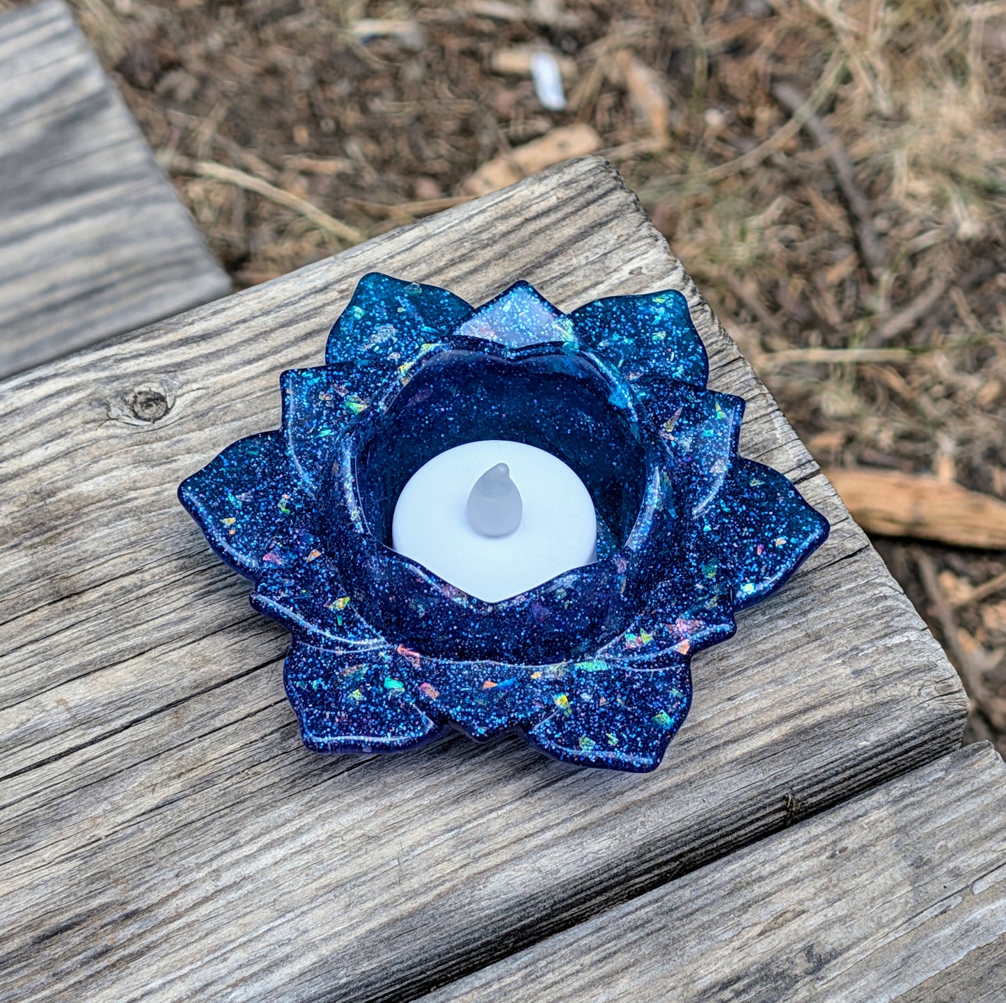 Bougeoir en résine en forme de lotus, fait main, décoration zen et spirituelle, idéal pour bougies chauffe-plat, ambiance apaisante.
