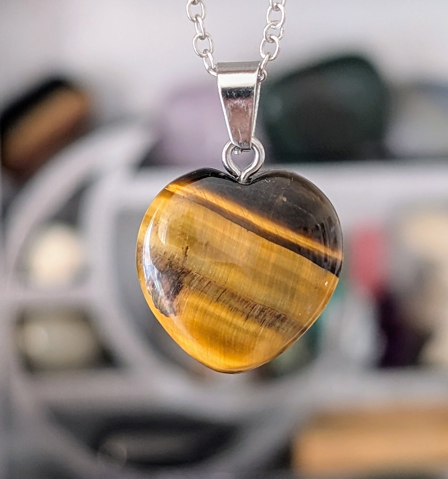 Collier en pierre naturelle bijou artisanal, lithothérapie, bien-être, énergie positive, protection, création unique, fait main, accessoire spirituel, cadeau original, œil du Tigre en forme de cœur