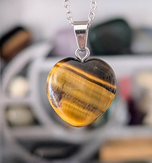 Collier en pierre naturelle bijou artisanal, lithothérapie, bien-être, énergie positive, protection, création unique, fait main, accessoire spirituel, cadeau original, œil du Tigre en forme de cœur