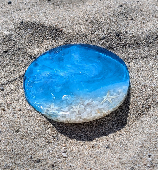 Sous-verre en résine inspiré de la mer, avec sable et coquillages – accessoire déco fait main.