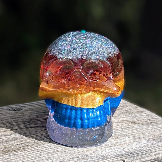 Crâne fait à la main en résine multicolore de 8 cm avec paillettes