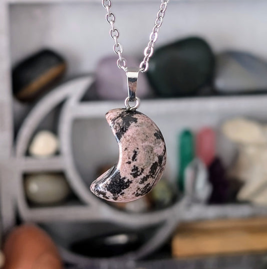 Collier en pierre naturelle bijou artisanal, lithothérapie, bien-être, énergie positive, protection, création unique, fait main, accessoire spirituel, cadeau original, rhodonite en forme de lune