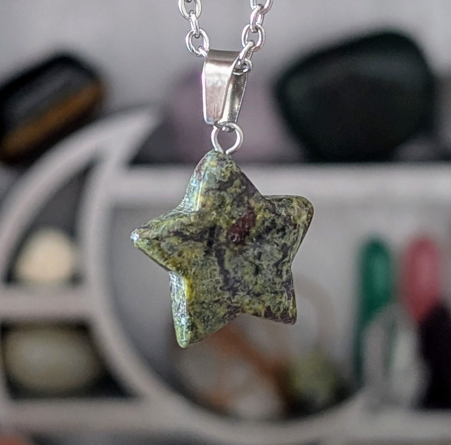 Collier en pierre naturelle bijou artisanal, lithothérapie, bien-être, énergie positive, protection, création unique, fait main, accessoire spirituel, cadeau original, jaspe sang de dragon en forme d'étoile