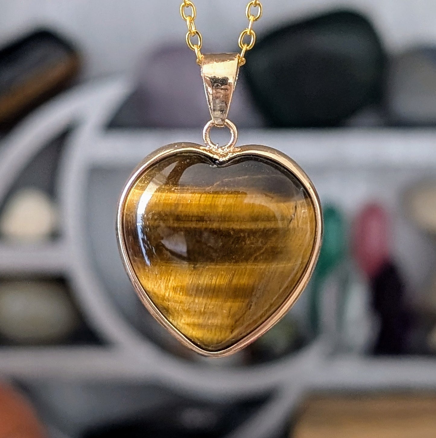 Collier en pierre naturelle bijou artisanal, lithothérapie, bien-être, énergie positive, protection, création unique, fait main, accessoire spirituel, cadeau original, œil du Tigre en forme de cœur