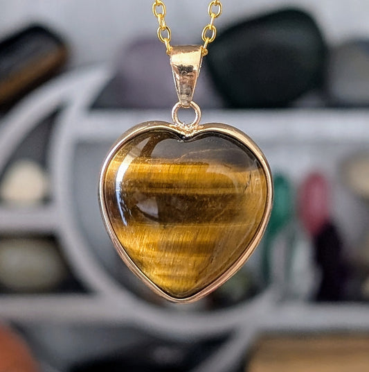 Collier en pierre naturelle bijou artisanal, lithothérapie, bien-être, énergie positive, protection, création unique, fait main, accessoire spirituel, cadeau original, œil du Tigre en forme de cœur