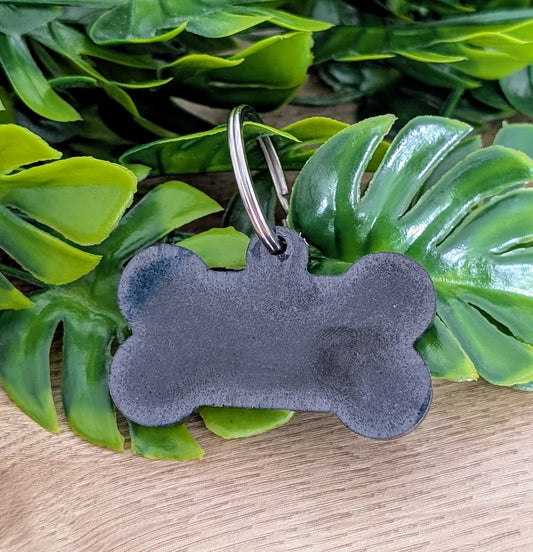 Médaille personnalisée pour chien, réalisée à la main en résine, avec choix de couleur et inscription du prénom en forme d'os