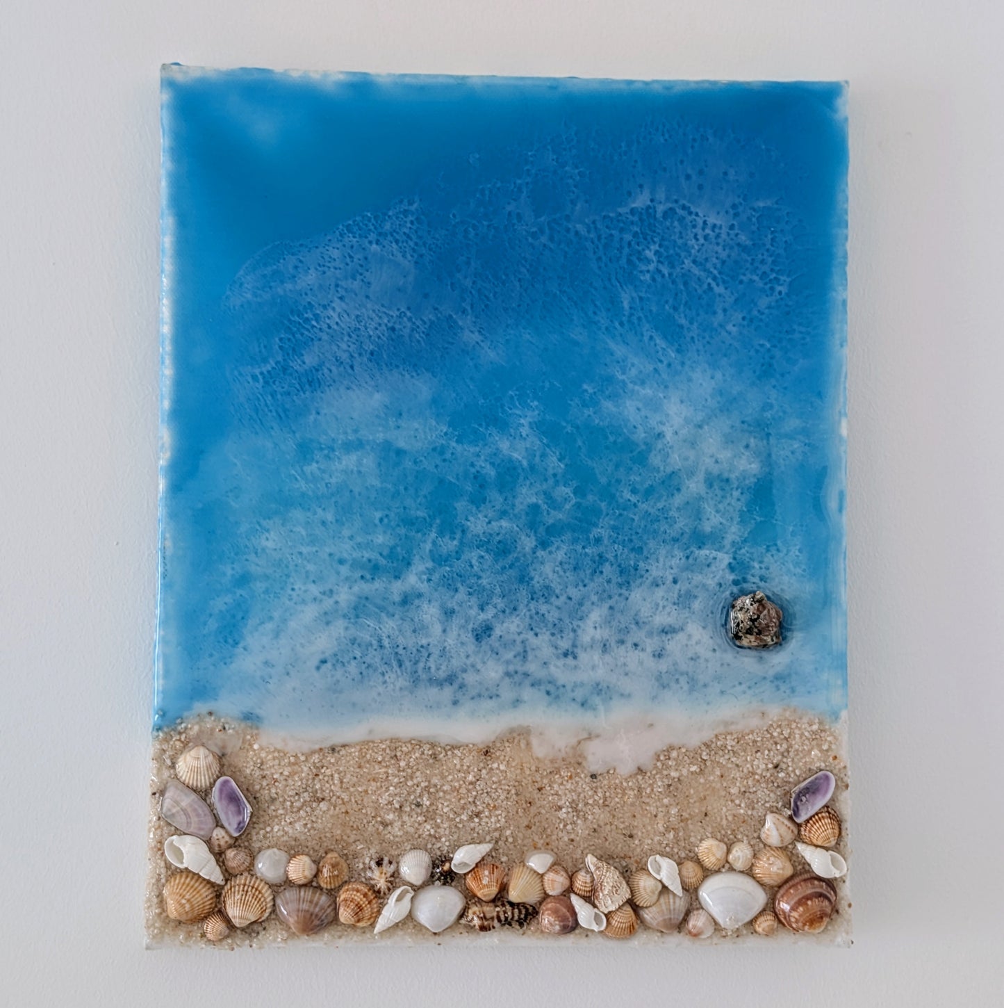 Tableau décoratif fait main en résine, style océan, avec sable naturel, coquillages et pierres sur toile – décoration murale artisanale marine 34x28 cm
