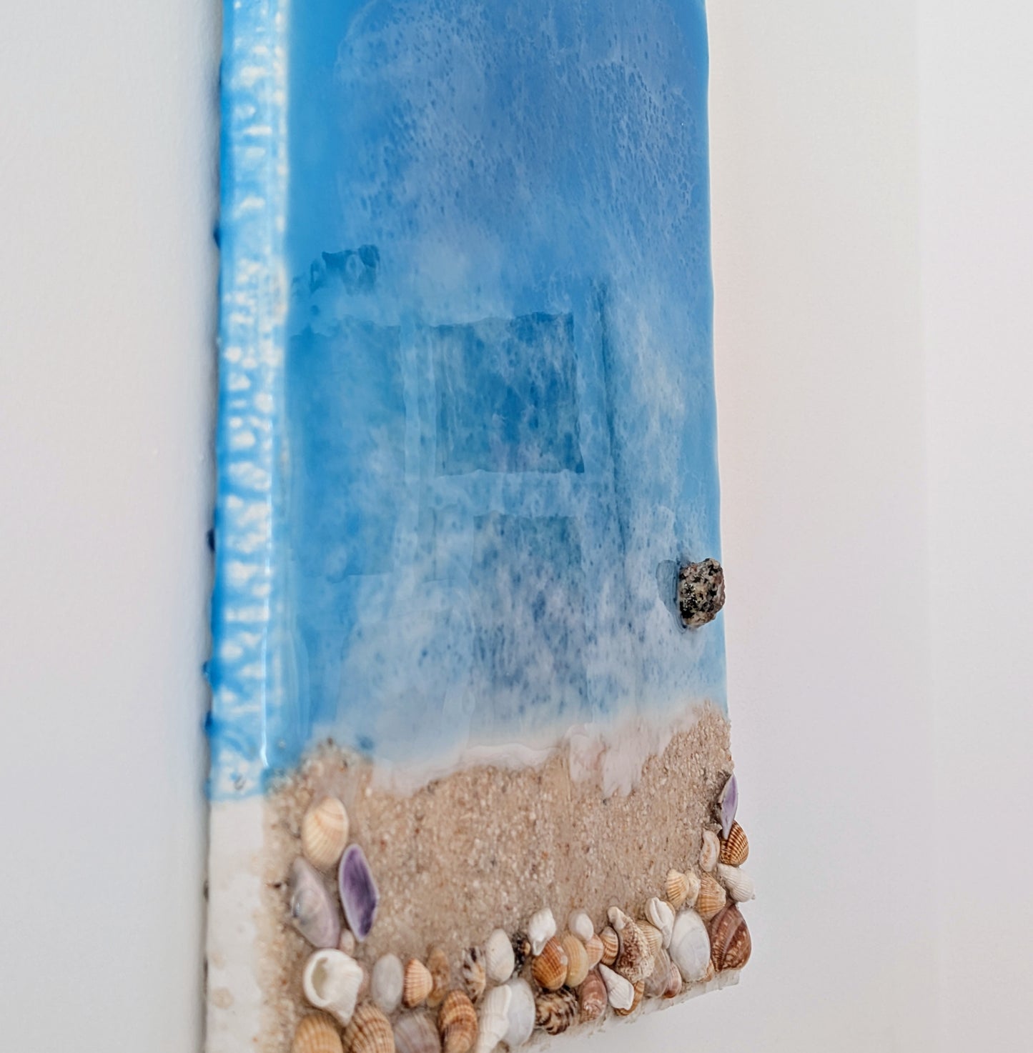Tableau décoratif fait main en résine, style océan, avec sable naturel, coquillages et pierres sur toile – décoration murale artisanale marine 34x28 cm