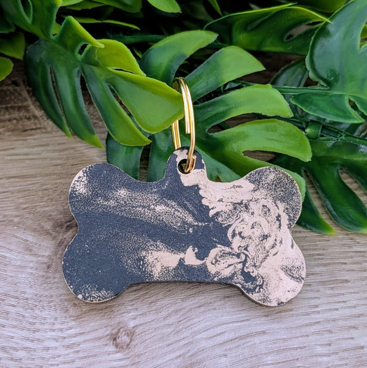 Médaille personnalisée pour chien, réalisée à la main en résine, avec choix de couleur et inscription du prénom en forme d'os