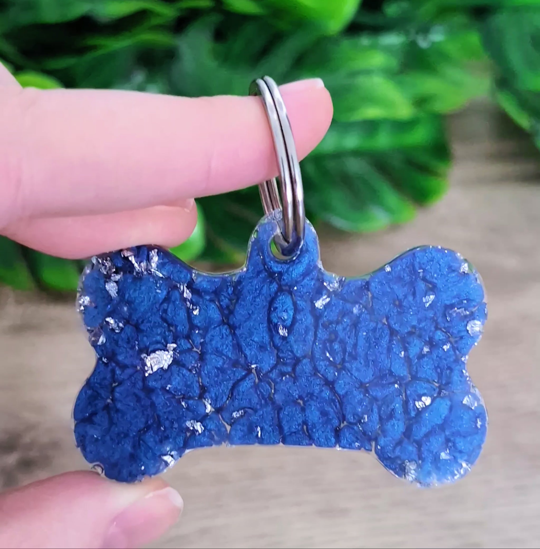Médaille personnalisée pour chien, réalisée à la main en résine, avec choix de couleur et inscription du prénom en forme d'os