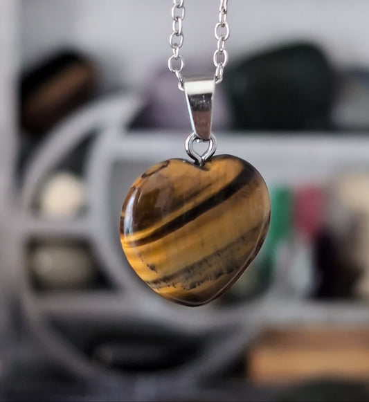 Collier en pierre naturelle bijou artisanal, lithothérapie, bien-être, énergie positive, protection, création unique, fait main, accessoire spirituel, cadeau original, œil du Tigre en forme de cœur